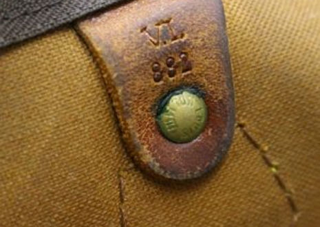 ピンホックやボタンの緩み、金具に錆び、メッキの剥がれなどの劣化が見られる