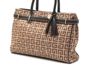 GIVENCHYの頭文字「G」を4つ重ねた特徴的なロゴでも知られるジバンシィ